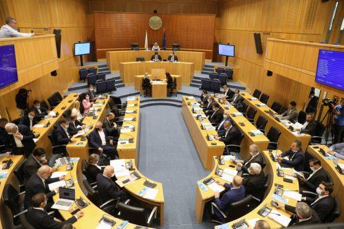 Βουλή: Εγκρίθηκε αναδρομική ισχύς στη λήψη επιδόματος γονικής άδειας