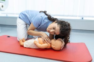 Μάθετε πώς θα κάνετε τεχνητή αναπνοή (CPR) στο παιδί
