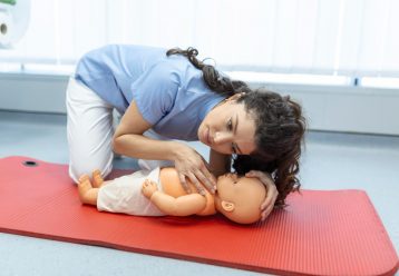Μάθετε πώς θα κάνετε τεχνητή αναπνοή (CPR) στο παιδί