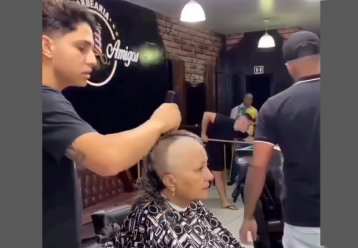 Κανείς δεν παλεύει μόνος: Το βίντεο του γιου που ξυρίζει το κεφάλι του με την καρκινοπαθή μητέρα του μας κάνει να δακρύσουμε