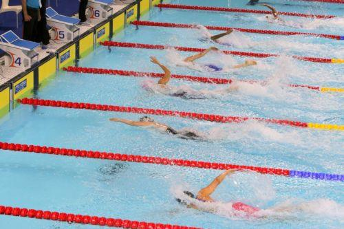 Με 15 νέες παγκύπριες επιδόσεις η κολυμβητική ημερίδα Χριστουγέννων Πετρολίνα