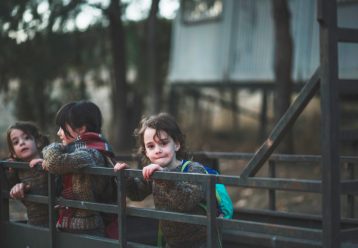 Χρειάζονται τρόφιμα - Ηλικιωμένη κυρία και οικογένεια με ένα παιδάκι