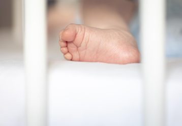 Μητέρα παράτησε το μωρό της και πήγε διακοπές - Το παιδί πέθανε από ασιτία