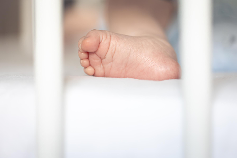 Μητέρα παράτησε το μωρό της και πήγε διακοπές – Το παιδί πέθανε από ασιτία