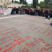 Τέμπη: Έγραψαν με κόκκινη μπογιά τα ονόματα των θυμάτων μπροστά από τον Άγνωστο Στρατιώτη - Μαζί και της Αναστασίας κα ιτου Κυπριανού