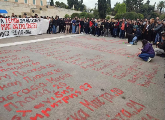 Τέμπη: Έγραψαν με κόκκινη μπογιά τα ονόματα των θυμάτων μπροστά από τον Άγνωστο Στρατιώτη – Μαζί και της Αναστασίας και του Κυπριανού