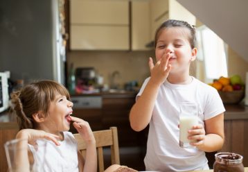 5 συμβουλές για να πάψετε να το κυνηγάτε για να πιει το γάλα του κάθε πρωί