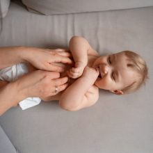 "Φούσκωσε" πολύ ο αφαλός του μωρού σας και σας τρομάζει; Τι πρέπει να ξέρετε