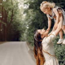 Οι μονογονεϊκές οικογένειες διαμαρτύρονται για τα €100 εφάπαξ παροχή