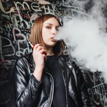 Τα ακανόνιστα γεύματα αλλά και το τσιγάρο προκαλούν πονοκεφάλους σε παιδιά και εφήβους