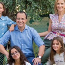 Ο Νίκος Χριστοδουλίδης σε τρυφερές στιγμές με την οικογένειά του