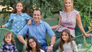 Ο Νίκος Χριστοδουλίδης σε τρυφερές στιγμές με την οικογένειά του