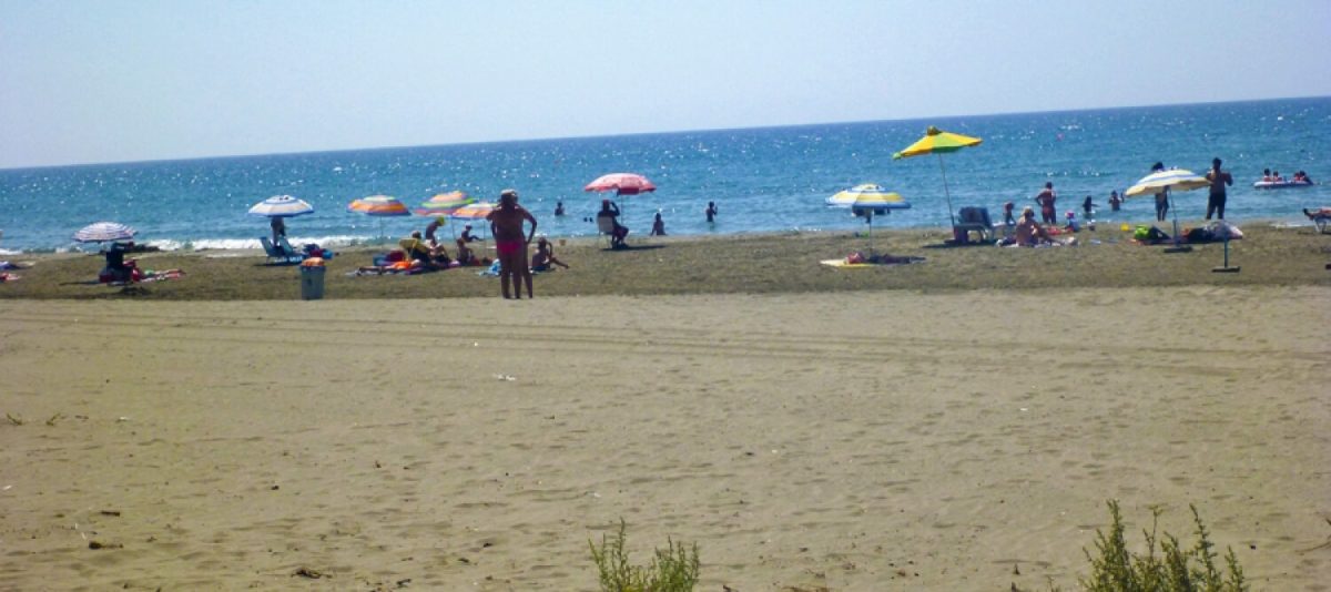 Λεμεσός: 16χρονοι βγήκαν από τη θάλασσα και ανακάλυψαν ότι σταυρός και κινητά είχαν “πετάξει”