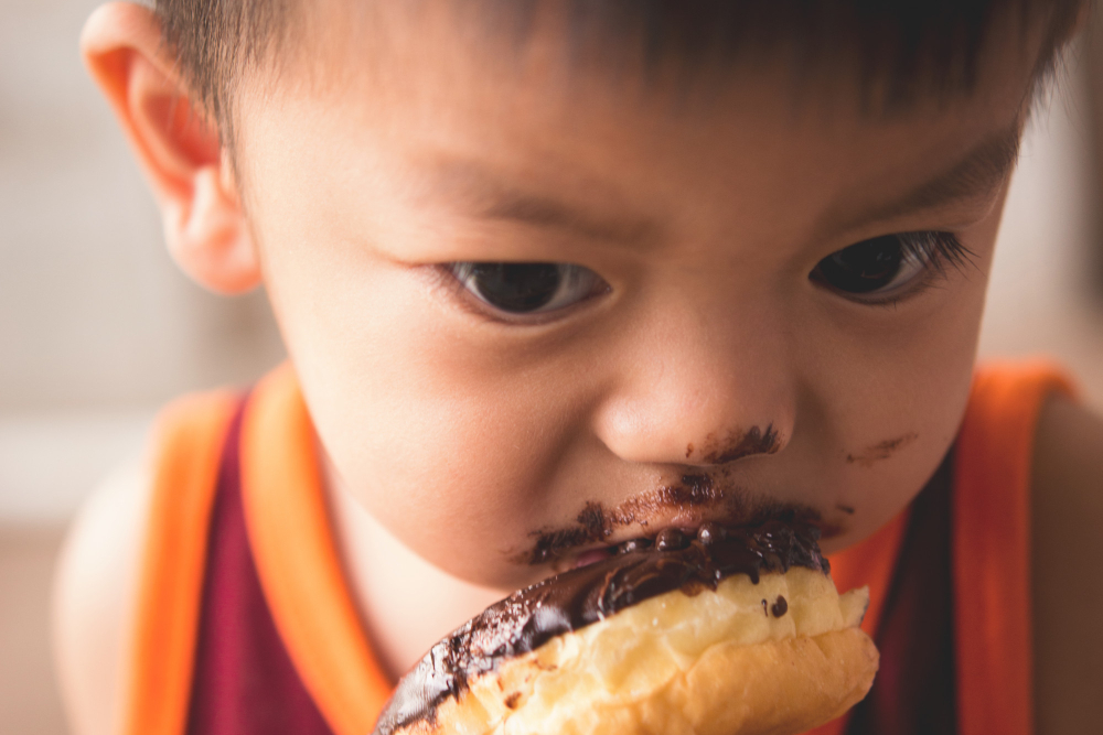 Η Βρετανία περιορίζει τις διαφημίσεις junk food σε μια προσπάθεια να καταπολεμήσει την παιδική παχυσαρκία