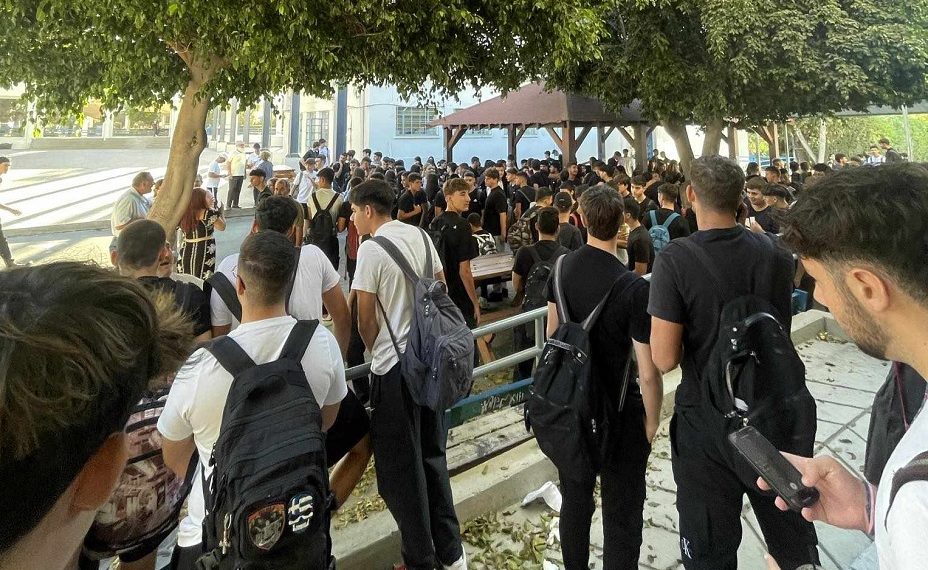 Λεμεσός: Διαμαρτυρία μαθητών για πιο “ελαφριά” ρούχα λόγω ζέστης