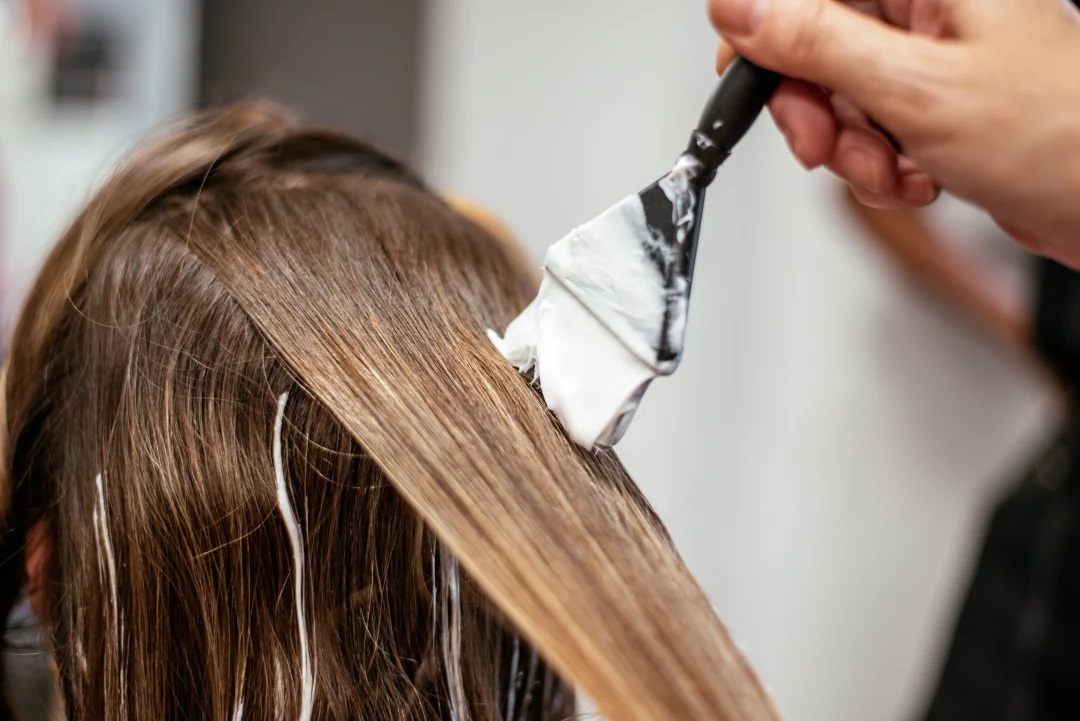 Το νέο hair trend που αντικαθιστά καστανό και ξανθό