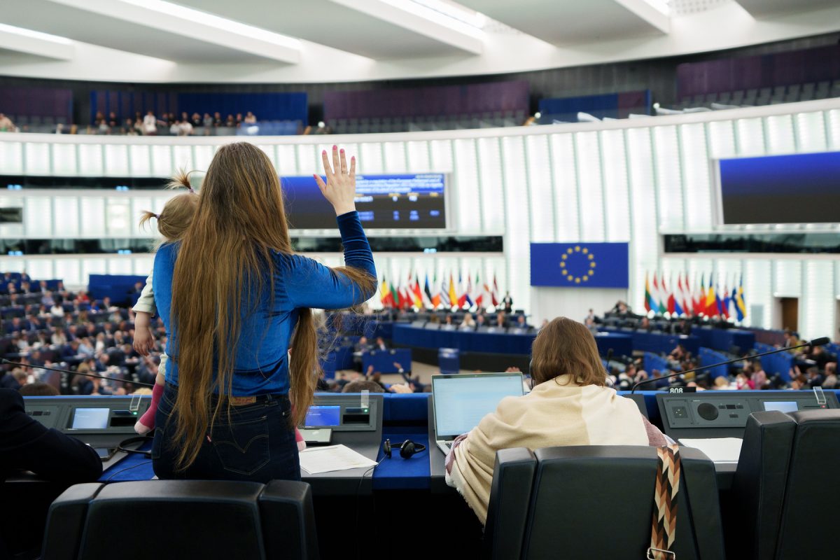Ευρωκοινοβούλιο: Νέα ρύθμιση για τις μητέρες ευρωβουλευτές – Τι αλλάζει στις ψηφοφορίες