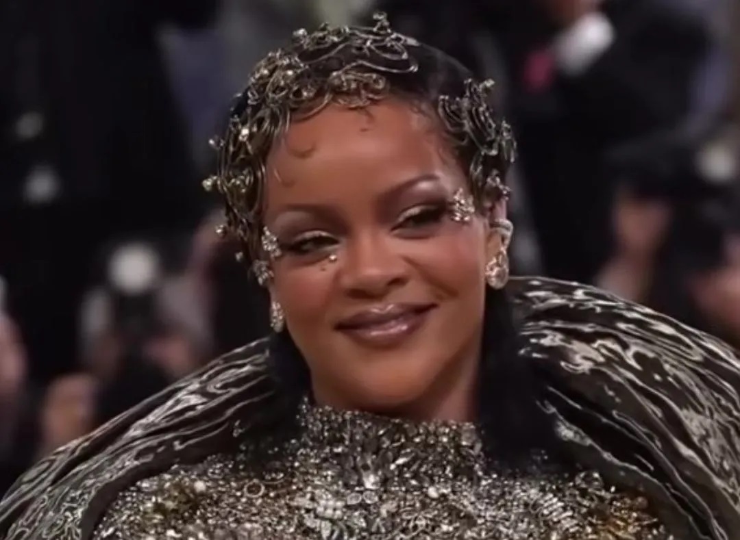 Met Gala 2026: Η Rihanna εντυπωσίασε με την εμφάνισή της στο κόκκινο χαλί – πιο λαμπερή από ποτέ